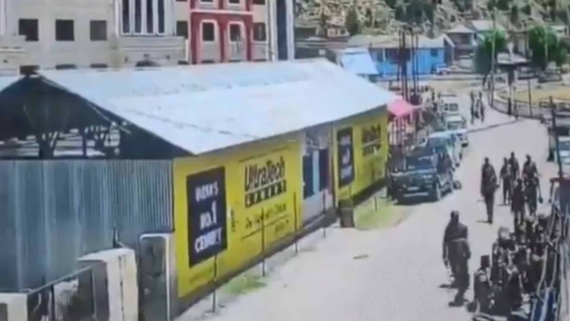 فوجی افسران کیخلاف ایف آئی کیوں کٹوائی،17 راشٹریہ رائفلز نے پولیس اسٹیشن  پر دھا وا  بول دیا، ویڈیو منظر عام پر آگئی