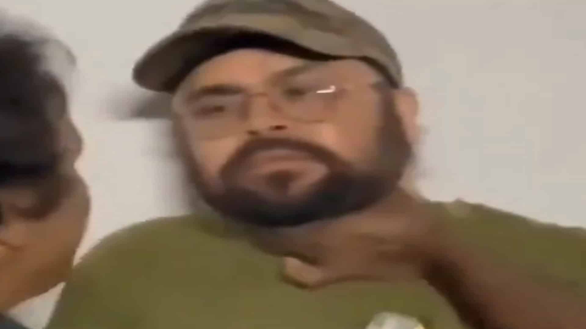 کم عمر لڑکی کو ہراساں کرنے والا بھارتی فوجی افسر مقامی افراد کے ہتھے چڑھ گیا ،خوب پٹائی ، ویڈیو وائرل