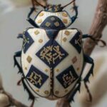 قدرتی آرٹ کا نمونہ، سیاہی جیسے نقشوں والا بھونرا توجہ کا مرکز