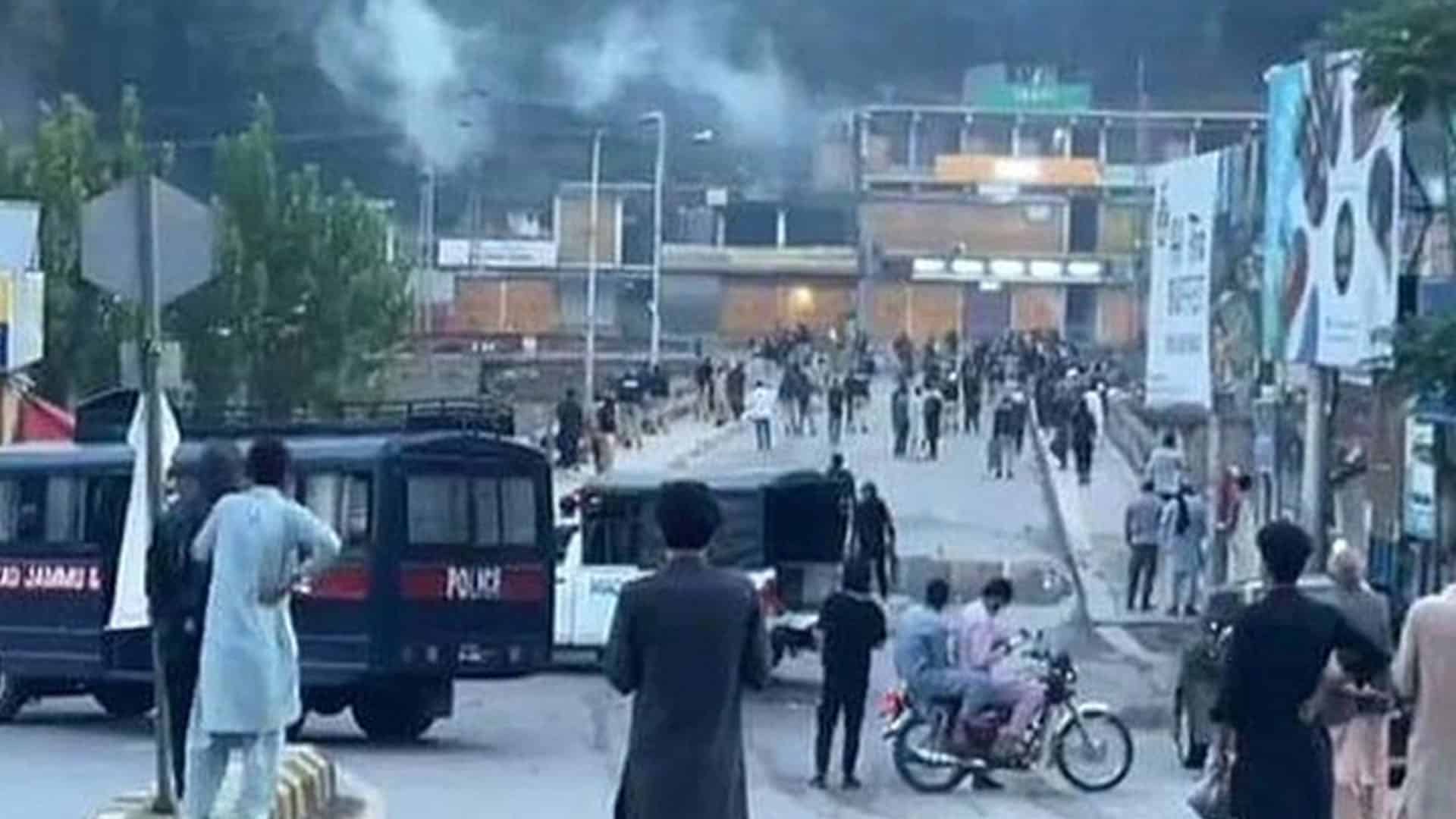 راو لا کوٹ،عوامی ایکشن کمیٹی کے غنڈوں نے رینجرز اور پولیس پر فائرنگ کر دی،2 اہلکار زخمی
