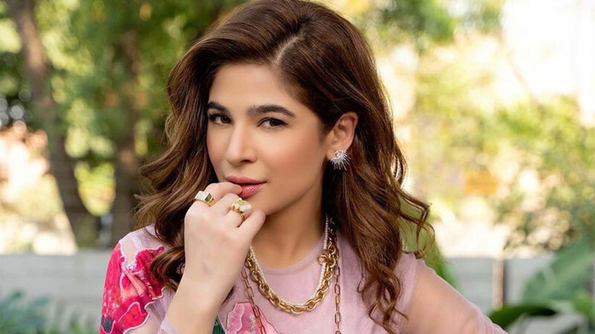 نجی تصاویر کے تنازع پر عائشہ عمر پہلی بار کھل کر بول پڑیں