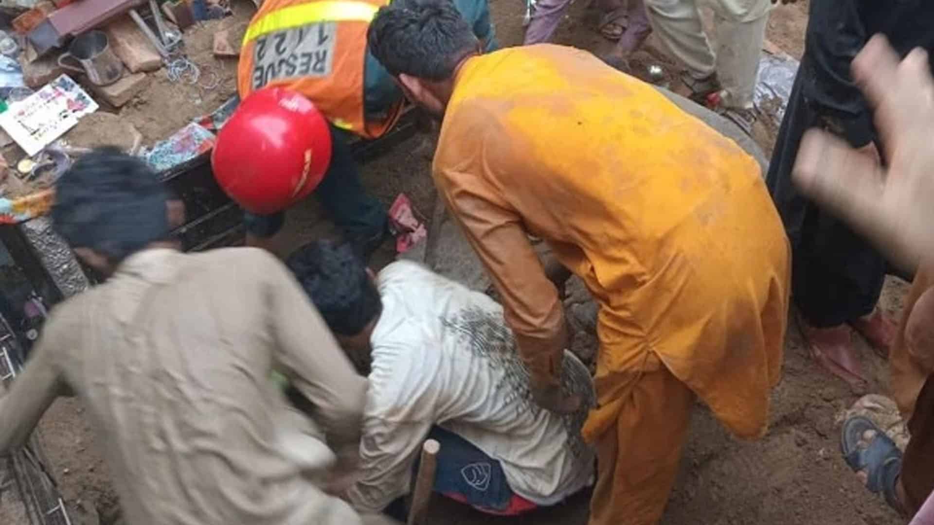 کاہنہ میں ٹیوشن پڑھنے کے دوران چھت گرنے سے متعدد بچے دب گئے، 14 دم توڑ گئے ،ایم ایس کاہنہ ہسپتال