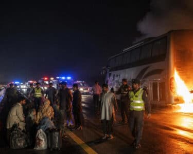 لاہور فیصل آباد موٹروے پر مسافر بس میں آتشزدگی، 45 مسافروں کا معجزانہ بچاؤ