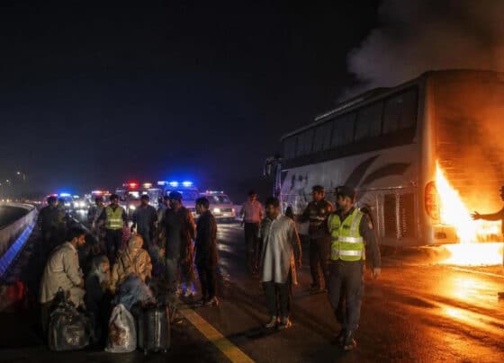 لاہور فیصل آباد موٹروے پر مسافر بس میں آتشزدگی، 45 مسافروں کا معجزانہ بچاؤ
