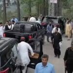 سابق وزیراعظم آزاد کشمیر کی گاڑی پر غنڈوں کا حملہ، فائرنگ کے تبادلے میں دو کارکن زخمی