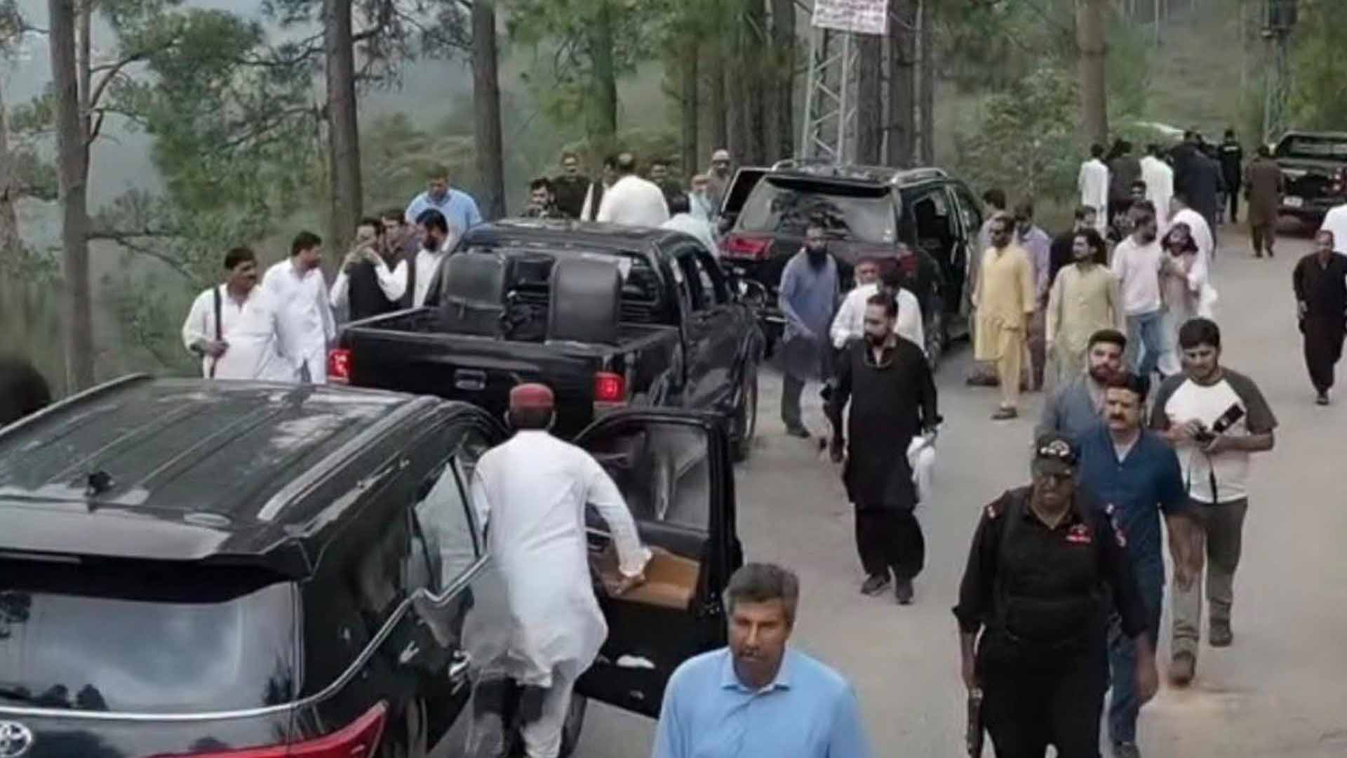 سابق وزیراعظم آزاد کشمیر کی گاڑی پر غنڈوں کا حملہ، فائرنگ کے تبادلے میں دو کارکن زخمی