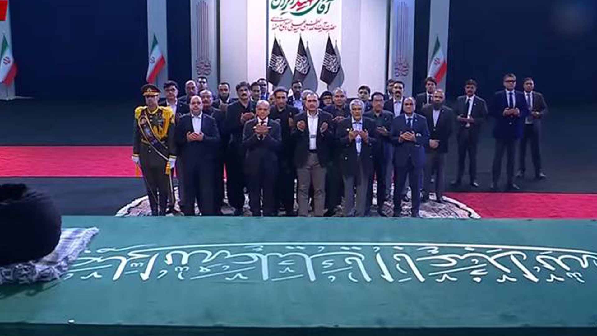 تہران، وزیراعظم شہباز شریف اور فیلڈ مارشل سید مارشل عاصم منیر کی آیت اللہ خامنہ ای کی تجہیز و تکفین کی رسومات میں شرکت