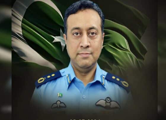 ایئر فورس کے گروپ کیپٹن عاصم طارق خاتون کو بچاتے ہوئے شہید