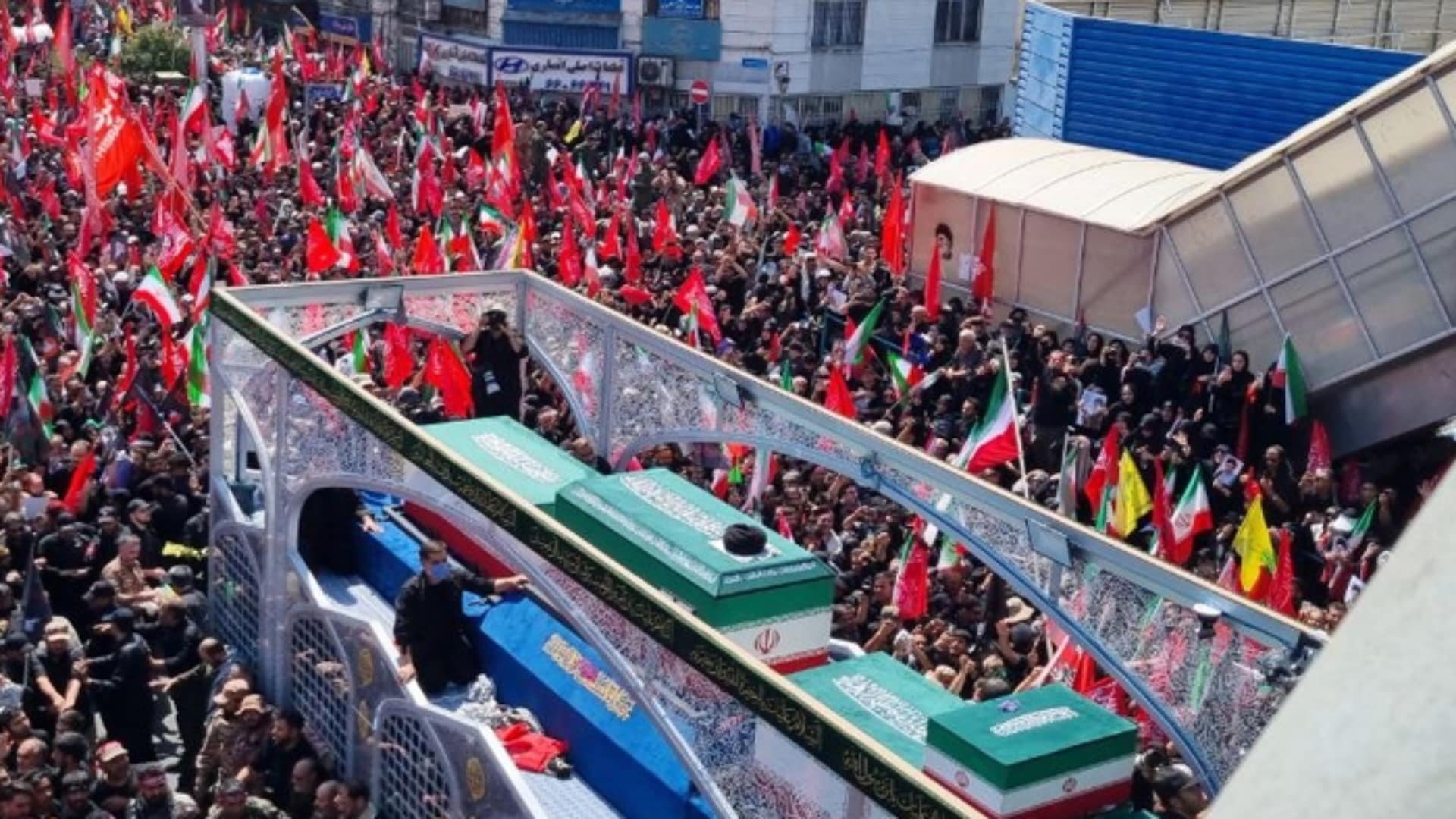 ایرانی شہر قم میں شہید آیت اللہ خامنہ ای کی نمازِ جنازہ ادا ، ہزاروں افراد کی شرکت