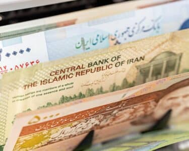 خطے کی کشیدگی اور معاشی دباؤ، ایرانی ریال خریدنے والوں کے لیے اہم خبر