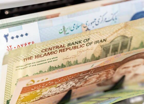 خطے کی کشیدگی اور معاشی دباؤ، ایرانی ریال خریدنے والوں کے لیے اہم خبر