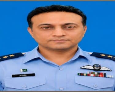 ایئر فورس کے گروپ کیپٹن عاصم طارق خاتون کو اغواکاروں سے بچاتے ہوئے شہید