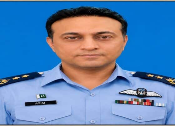 ایئر فورس کے گروپ کیپٹن عاصم طارق خاتون کو اغواکاروں سے بچاتے ہوئے شہید