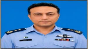 ایئر فورس کے گروپ کیپٹن عاصم طارق خاتون کو اغواکاروں سے بچاتے ہوئے شہید