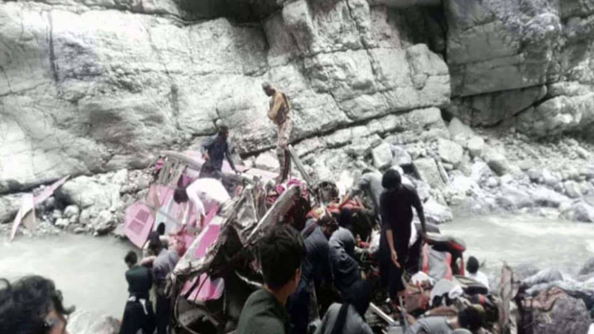 کوئٹہ سے پشاور جانیوالی مسافر بس گہری کھائی میں جا گری، حادثہ میں 24 افراد جاں بحق
