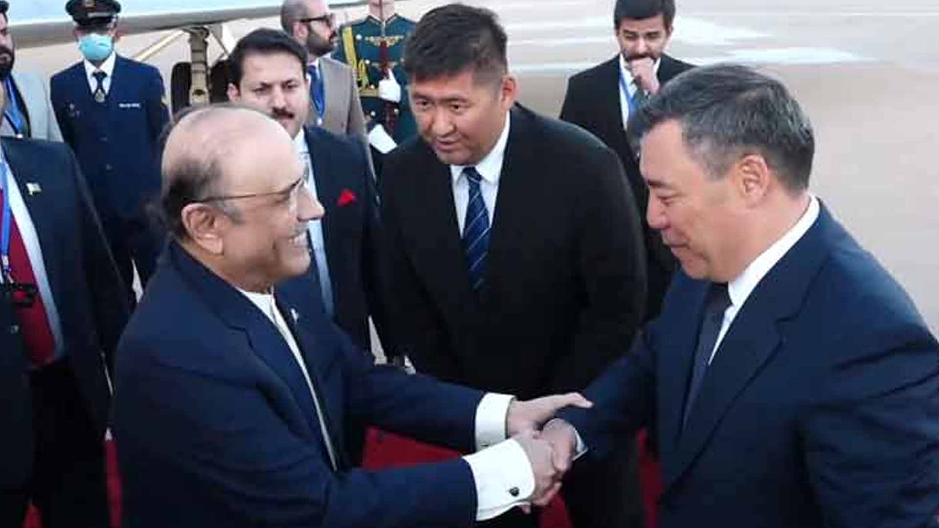 صدر آصف علی زرداری دو روزہ سرکاری دورے پر کرغزستان پہنچ گئے، کرغز صدر کا پرتپاک استقبال