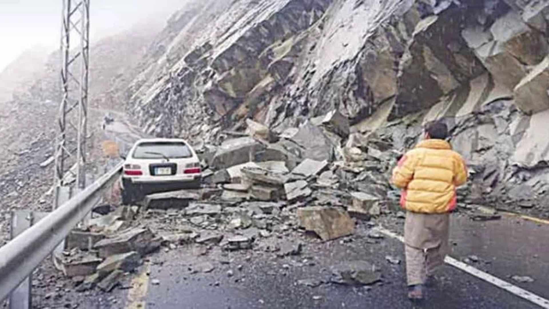 ملک کی اہم ترین شاہراہ قراقرم ایک مرتبہ پھر بند،سیاح ،مسافر پھنس گئے