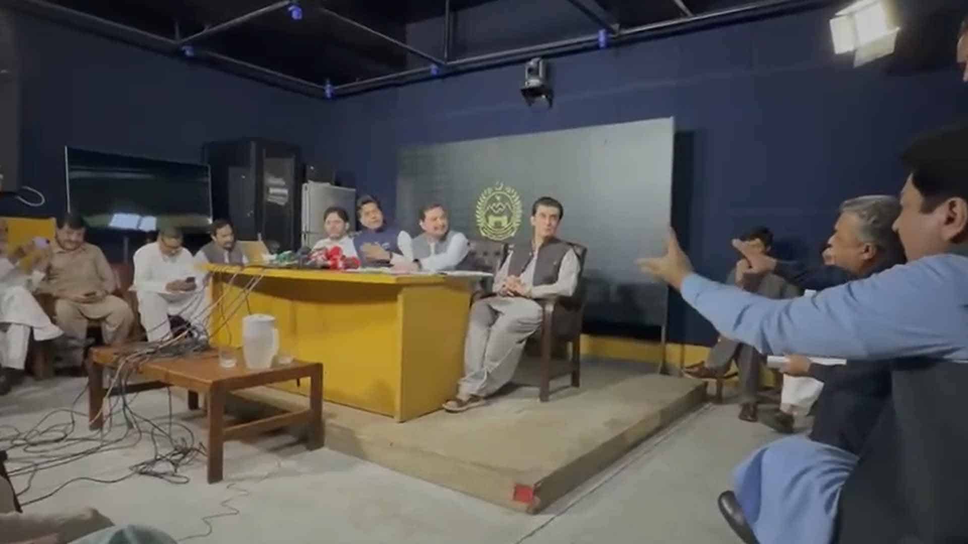 کالا چینل کہنا شفیع جان کو مہنگا پڑ گیا، صحافیوں نے کھری کھری سنادیں