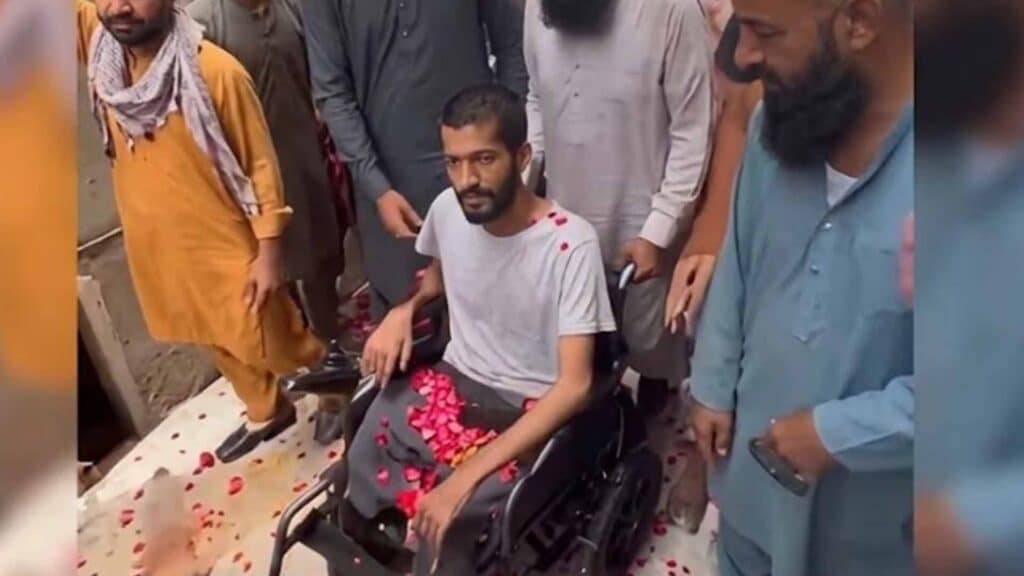 وطن کی خاطر  دونوں ٹانگوں سے محروم ہو نیوالے غازی سپاہی محمد عزیر کا آبائی علاقے میں شاندار استقبال ،عوام نے پلکوں پر بٹھا لیا