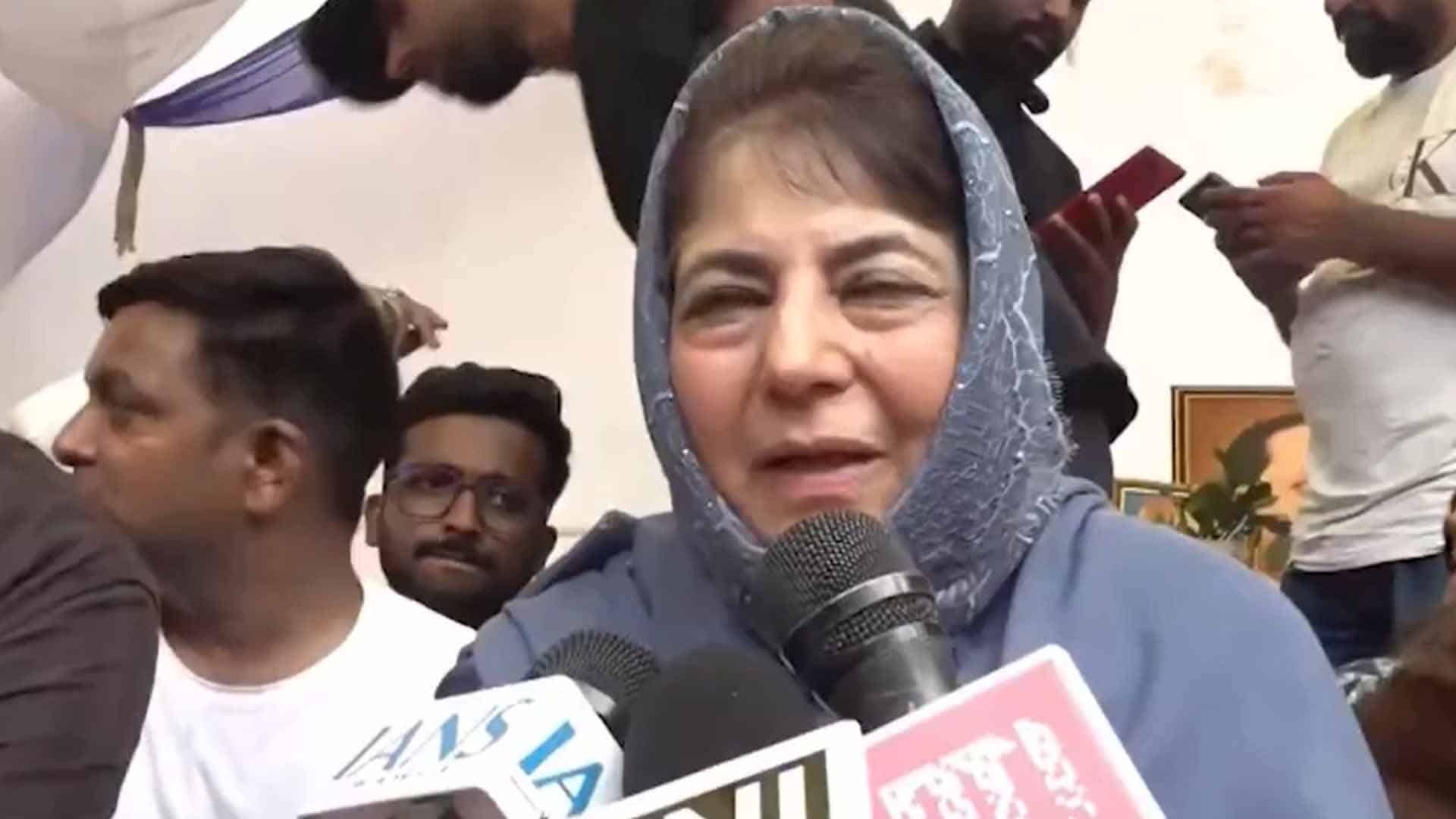 گائے محفوظ، بیٹیاں غیر محفوظ ، محبوبہ مفتی نے بھارت کے دعوؤں کی قلعی کھول دی