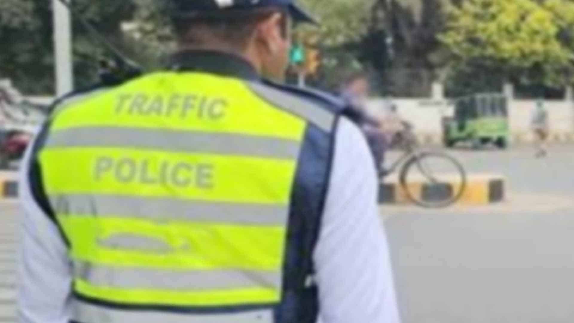لاہور ٹریفک پولیس کی یونیفارم پھر بدلنے کا فیصلہ