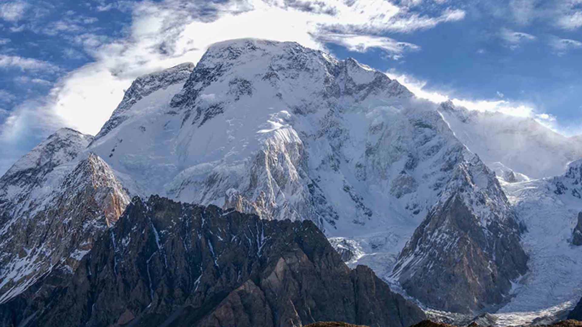 دنیا کی 12ویں بلند ترین چوٹی براڈ پیک پر برفانی تودہ گرنے سے پاکستانی سمیت 10 کوہ پیما لاپتا