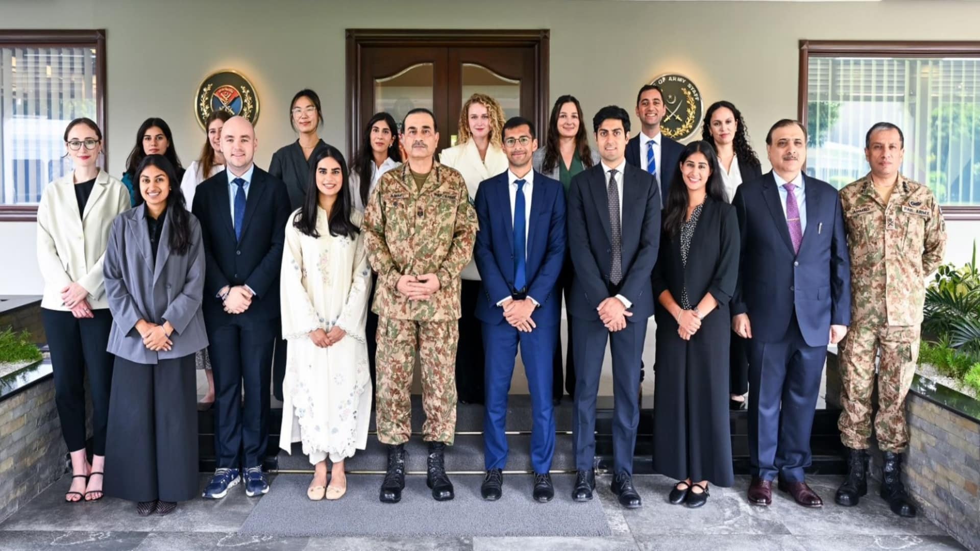 چیف آف ڈیفنس فورسز فیلڈ مارشل سید عاصم منیرسے ہارورڈ بزنس سکول کے طلبہ کے وفد کی ملاقات