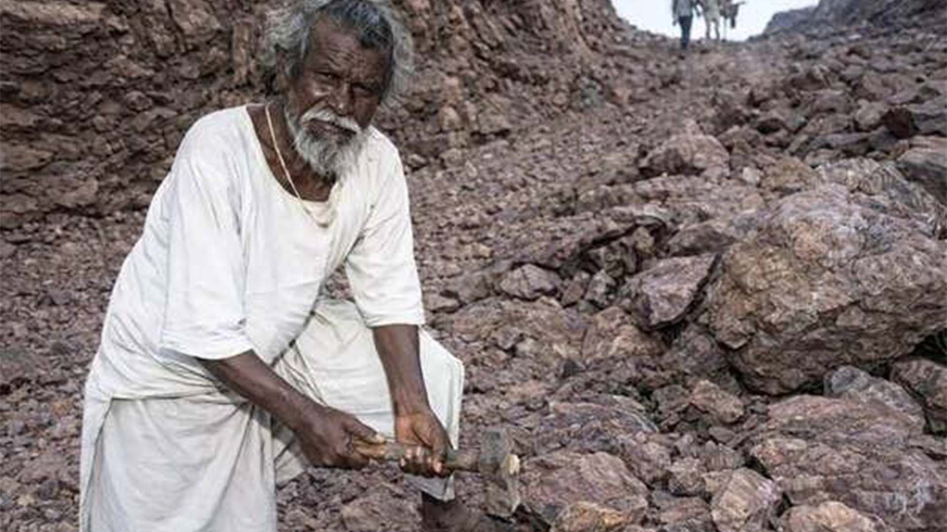 22 سال کی محنت، اکیلے شخص نے پہاڑ کا سینہ چیر دیا
