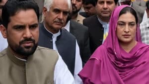 وزیر برائے اعلیٰ تعلیم مینا خان کو انگریزی سمجھ نہ آئی، طالبہ کو پشتو میں بریفنگ دینا پڑی، ویڈیو وائرل، سوشل میڈیا ٹرولنگ