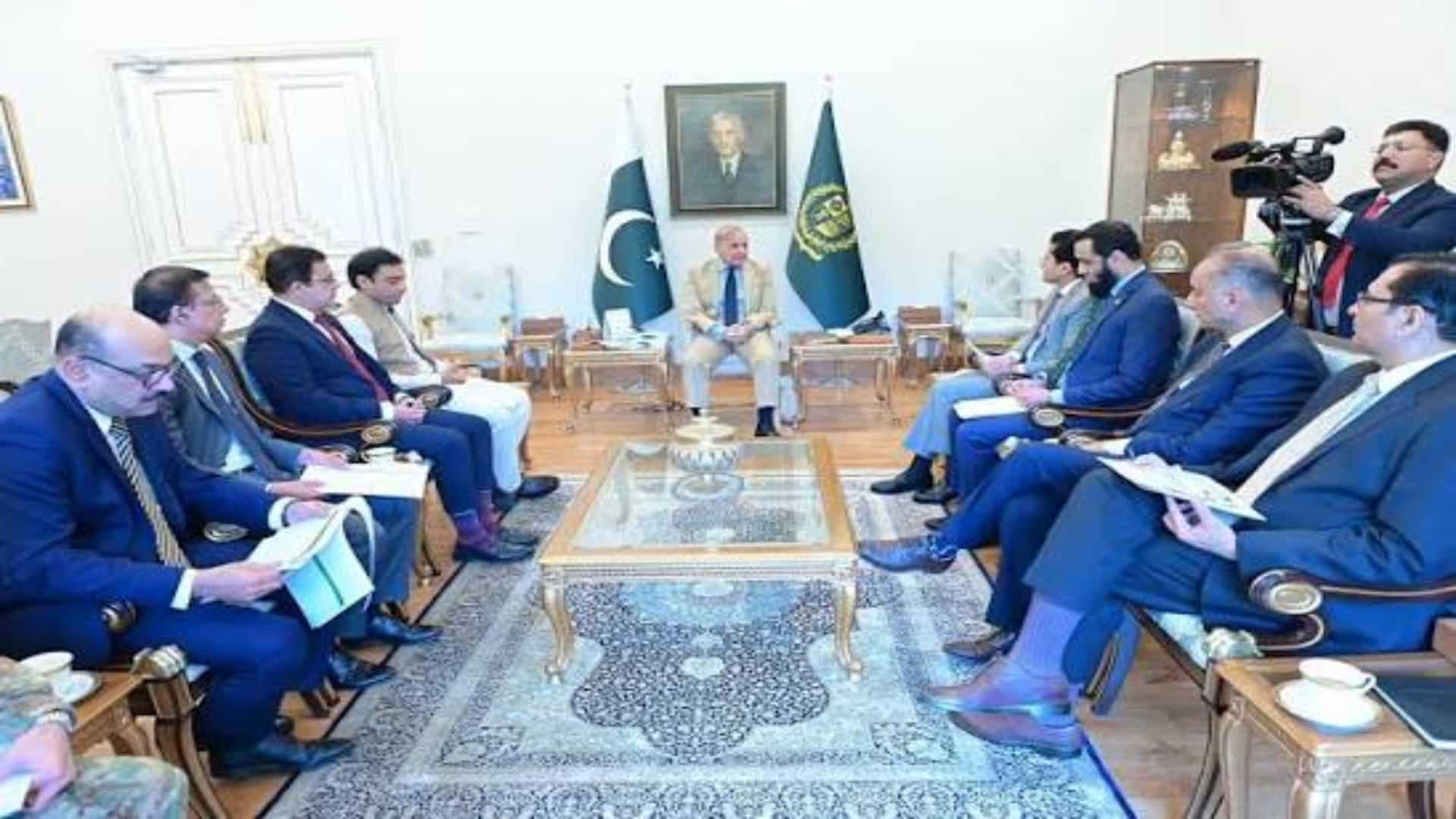وزیراعظم شہباز شریف کی پیٹرولیم مصنوعات قیمتوں میں کمی کیلئے فوری اقدامات کی ہدایت