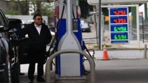 امریکا میں پیٹرول کی قیمتیں بے قابو ، ٹرمپ حکومت کا بڑا فیصلہ