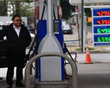 امریکا میں پیٹرول کی قیمتیں بے قابو ، ٹرمپ حکومت کا بڑا فیصلہ