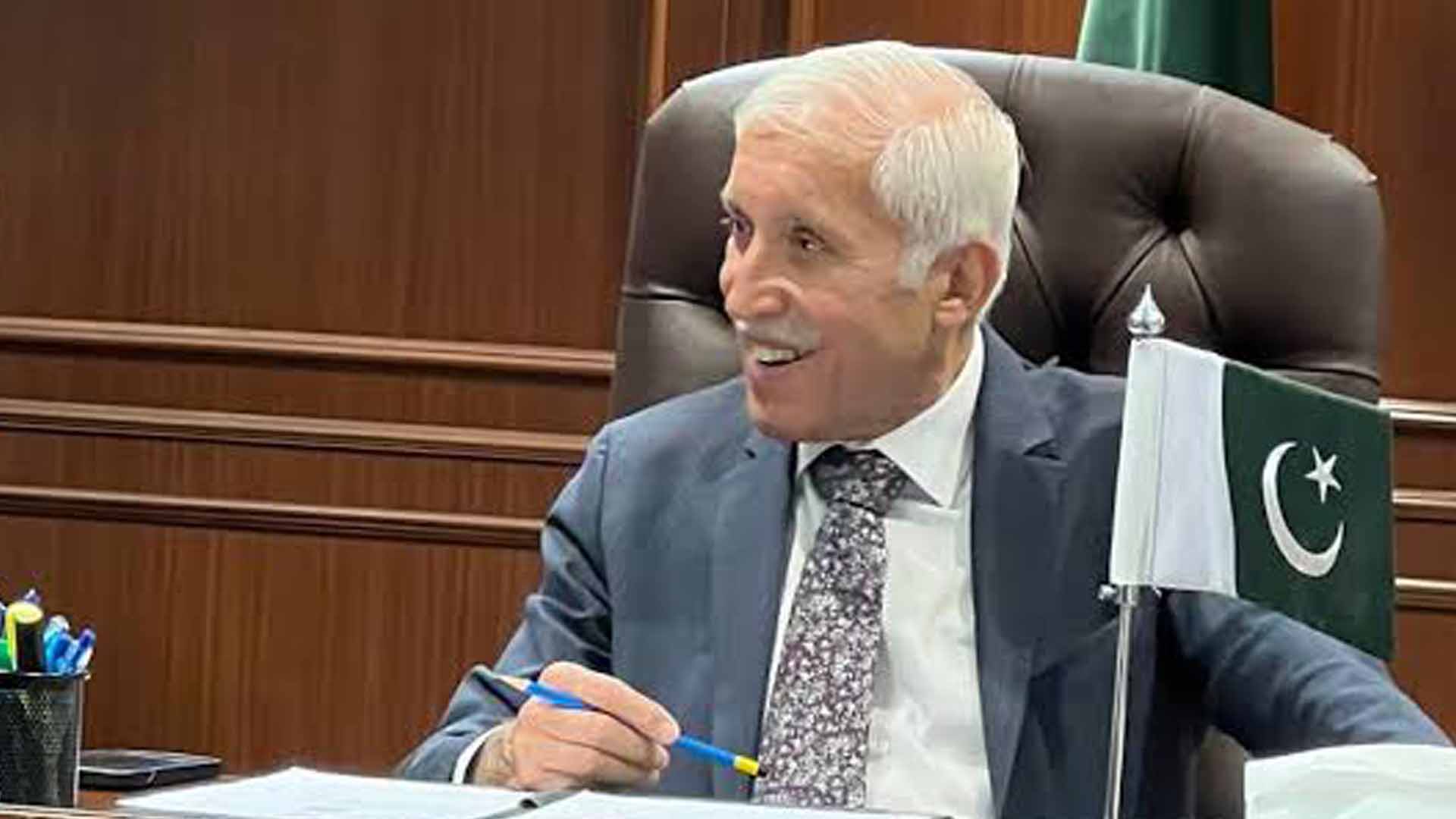 وفاقی وزیر کا عوام کو 5 لیٹر ’’مفت‘‘ پٹرول دینے اعلان