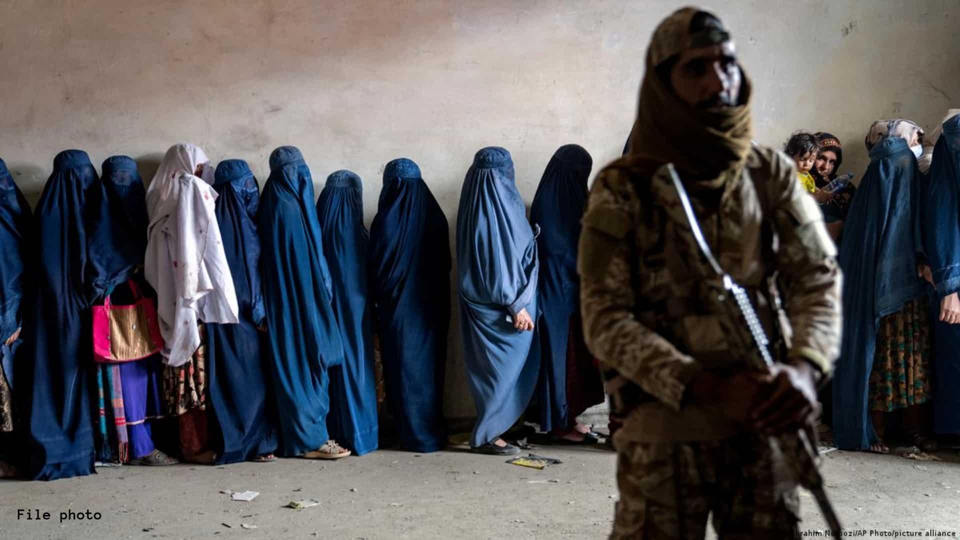 افغانستان میں غیرقانونی پابندیوں کے سبب خواتین خودکشی پر مجبور! عالمی جریدے نے طالبان رجیم کی سخت گیر پالیسیاں آشکارکردیں
