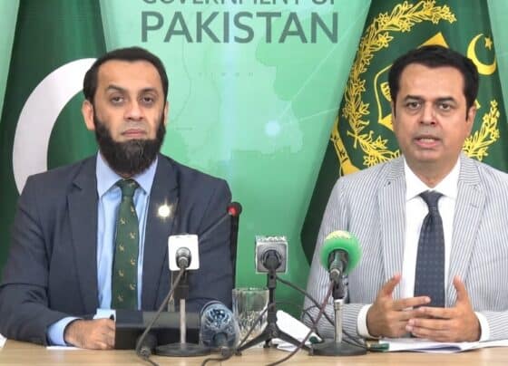 ن لیگ نے کبھی صحت کے معاملے پر سیاست نہیں کی، عمران خان کو جیل مینوئل کیمطابق علاج کی سہولتیں ملتی رہیں گی : عطاء تارڑ