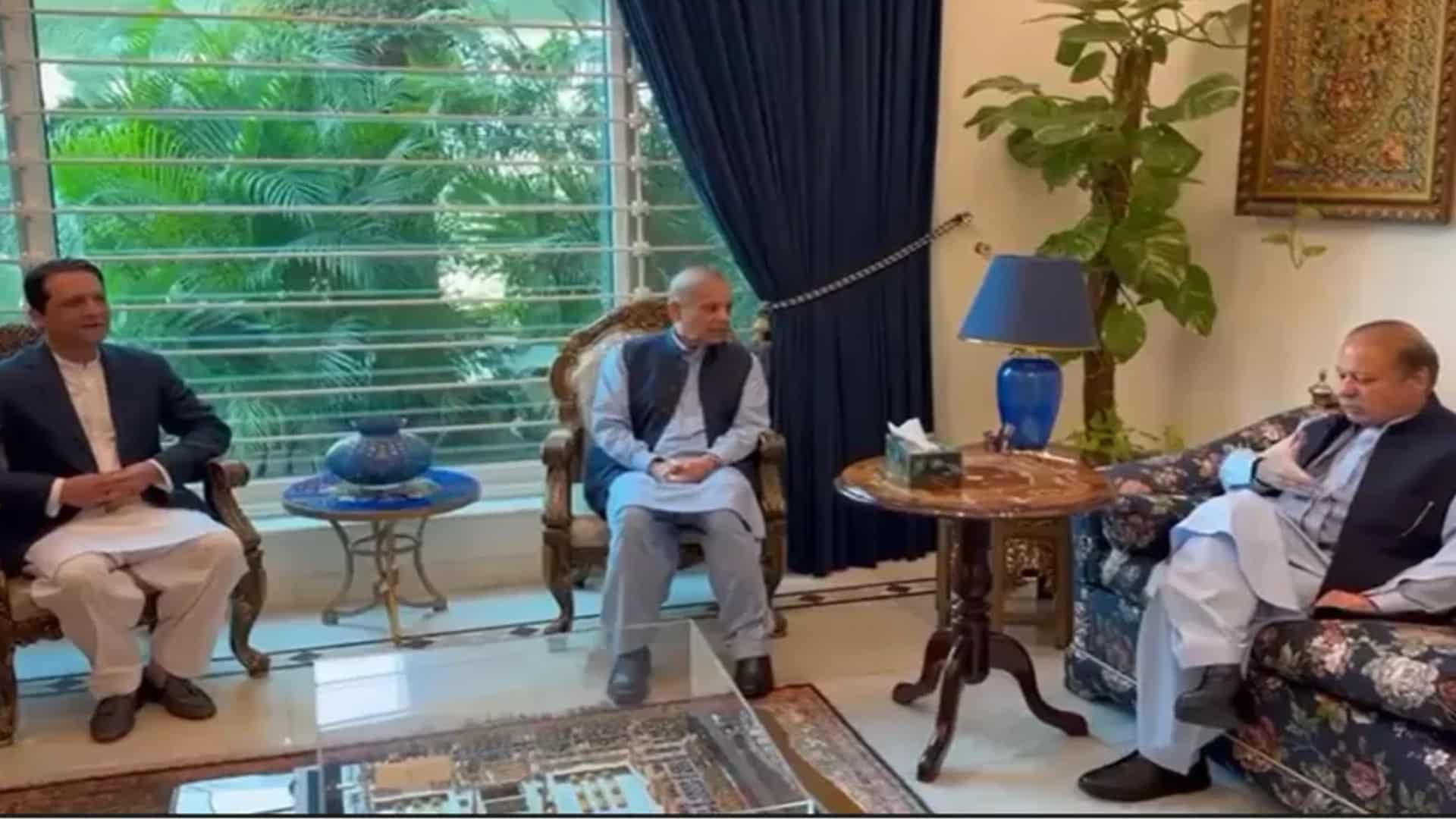 نواز شریف نے آزاد کشمیر کیلئے پہلے 100 دن کا اصلاحاتی منصوبہ وزیراعظم افتخار گیلانی کو سونپ دیا