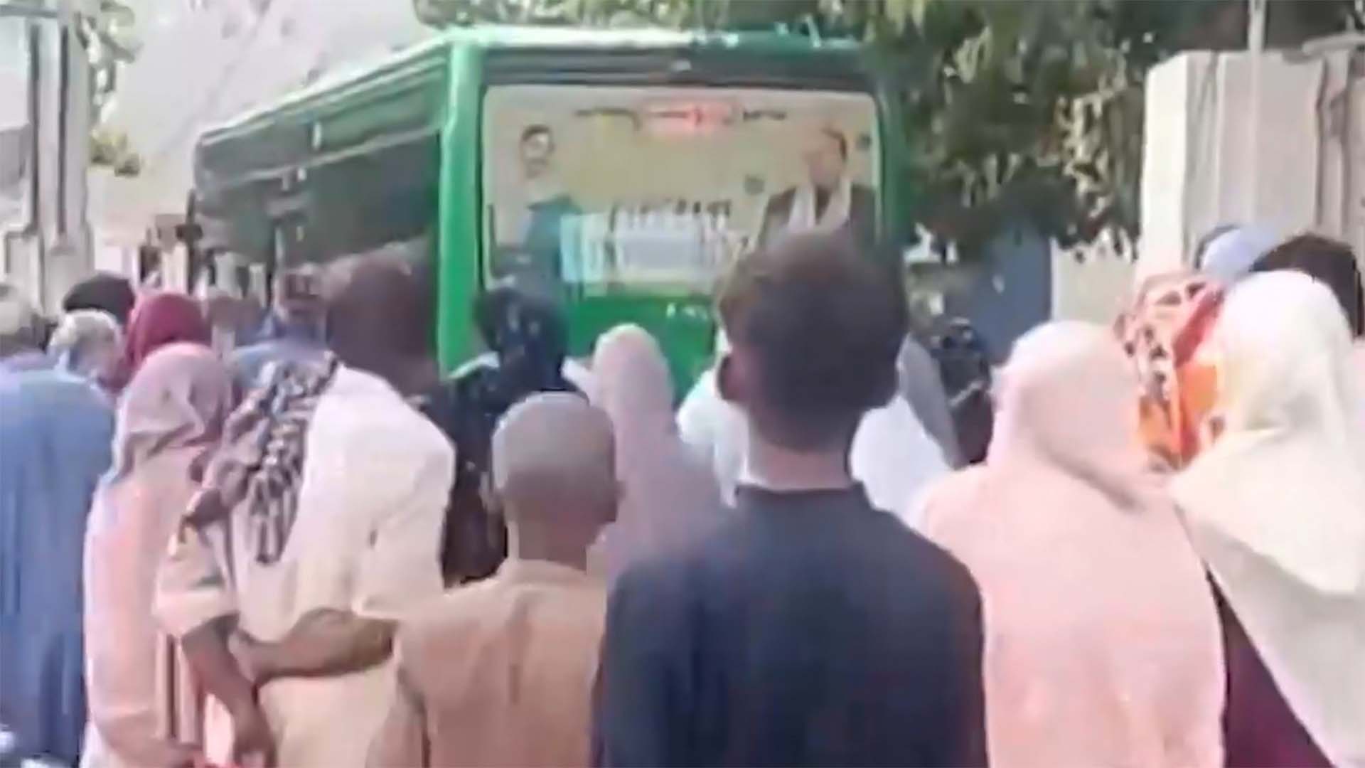 گرین بس میں موبائل چوری، ڈرائیور نے پوری بس تھانے پہنچا دی