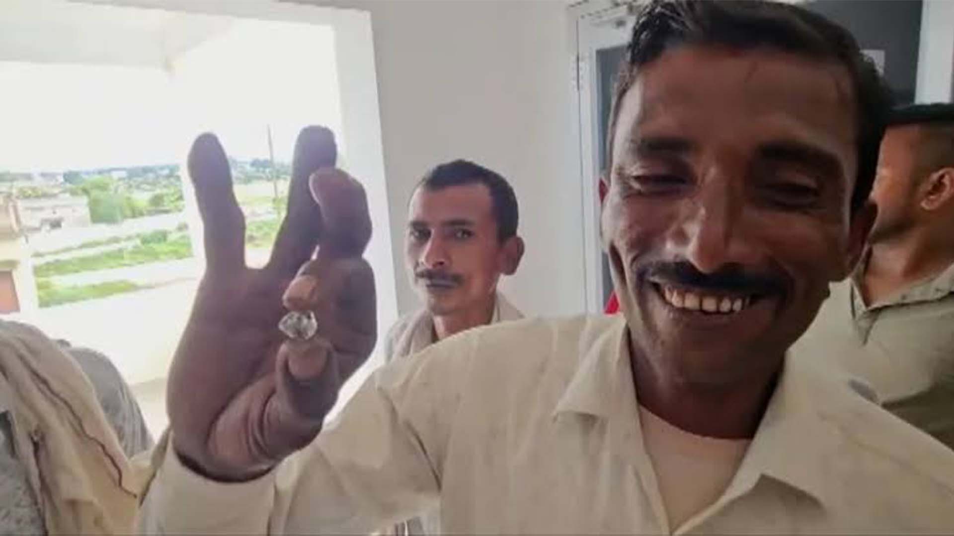 بارش کے بعد مٹی میں چمکتا ہیرا ملا، 7 کسانوں اور مزدوروں کی قسمت بدل گئی