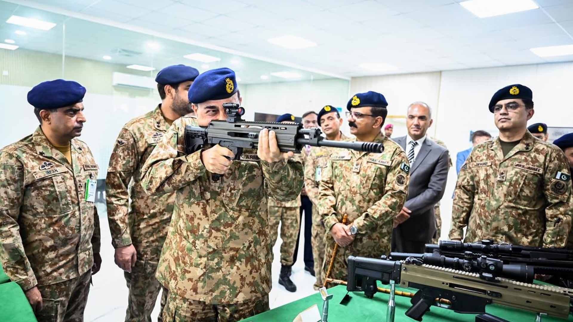 فیلڈ مارشل عاصم منیر کی نشانہ بازی کی تصویر سوشل میڈیا صارفین کی توجہ کا مرکز بن گئی ، گرفت اور باڈی پوسچر کی تعریفیں