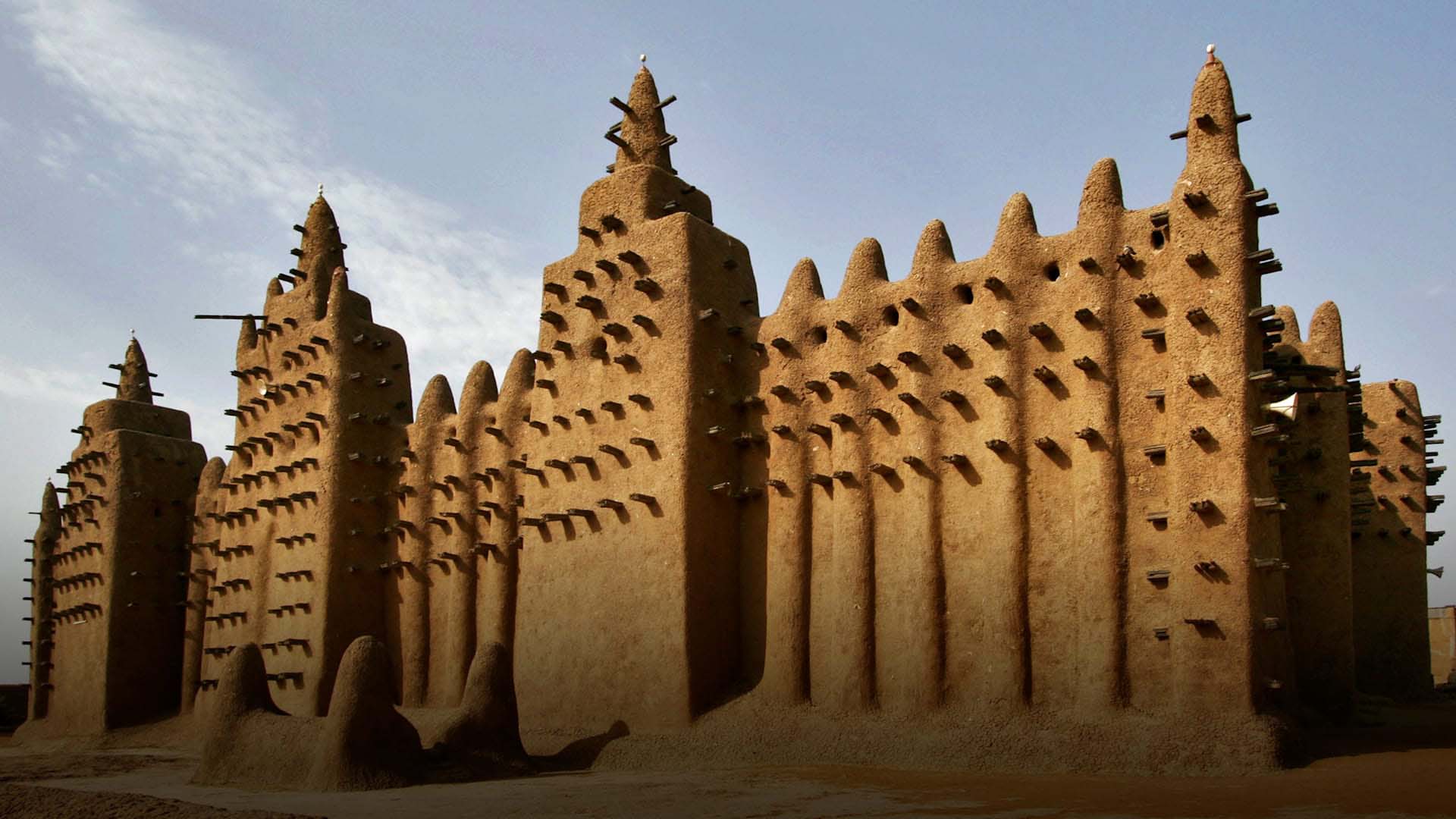دنیا کی سب سے بڑی مٹی کی عمارت، انجینئرنگ کا حیرت انگیز شاہکار