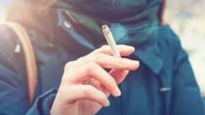 سگریٹ نوشی کے رجحان میں تبدیلی، پاکستانی مرد پیچھے اور خواتین آگے
