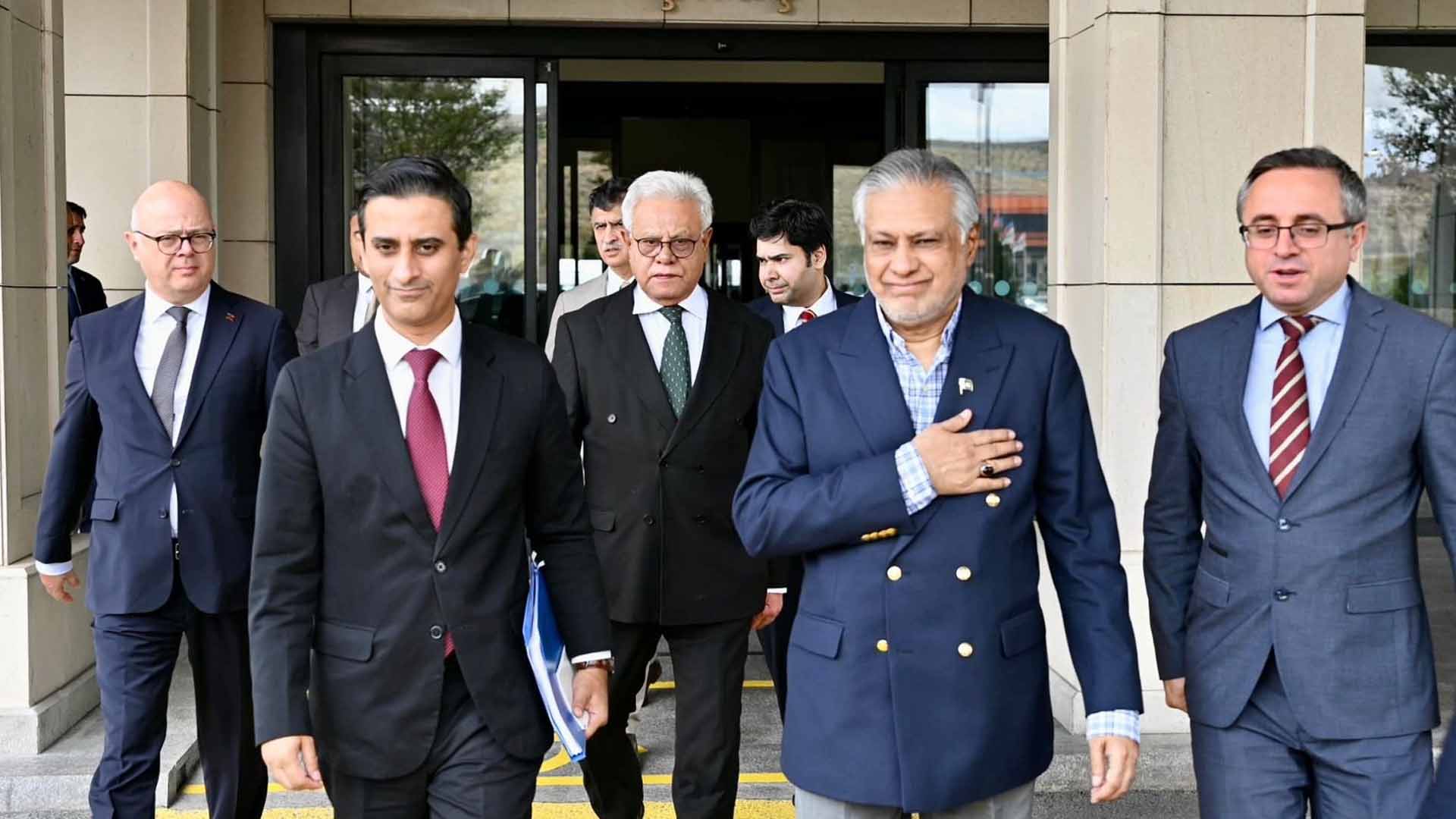 نائب وزیراعظم اسحاق ڈار برطانیہ کا دورہ مکمل کرکے استنبول پہنچ گئے