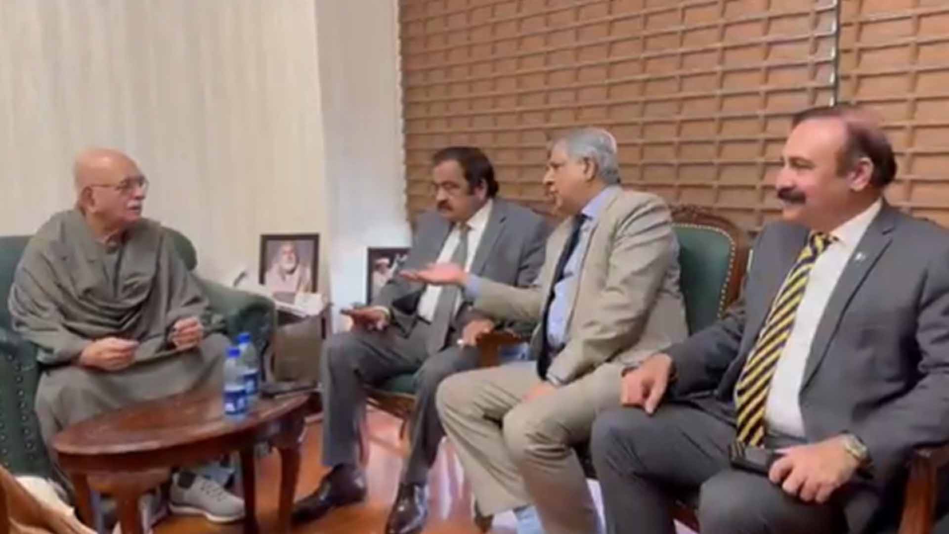 حکو متی وزراء کی اپوزیشن رہنماؤں سے اہم ملاقات، برف پگھلنا شروع
