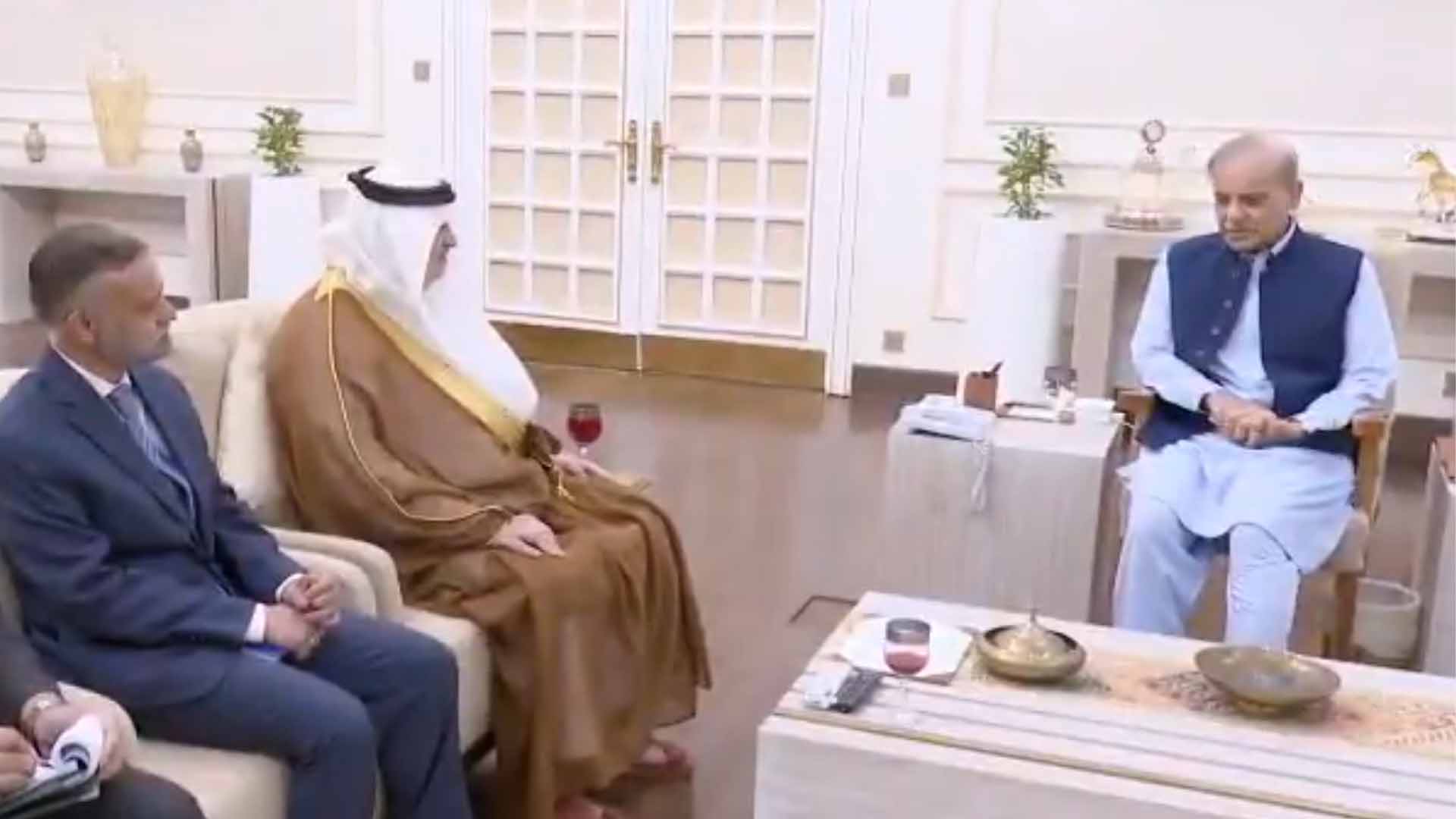 شہباز شریف سے سعودی سفیر کی ملاقات،باہمی تعاون کے فروغ پر تبادلہ خیال