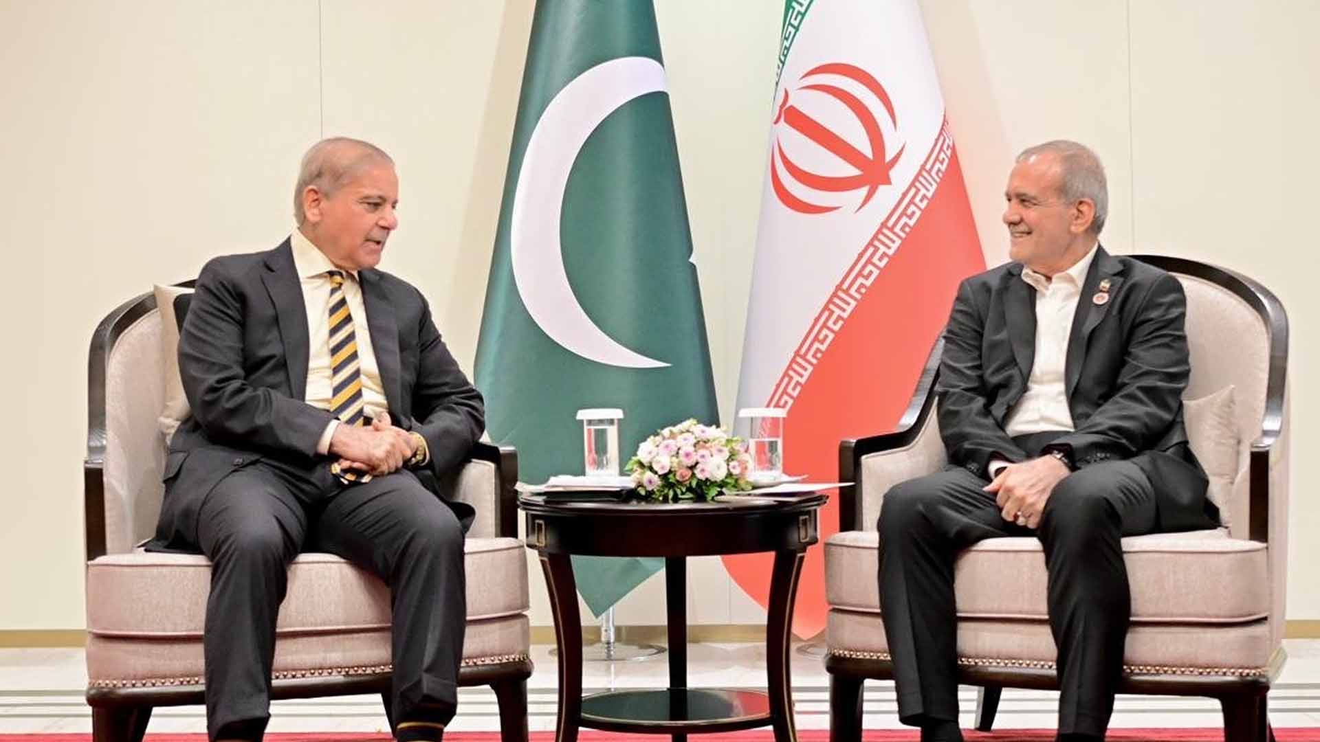 وزیراعظم شہباز شریف کی ایرانی صدر سے ملاقات، خطے میں پائیدار امن کیلئے سفارتی کوششیں جاری رکھنے پر اتفاق