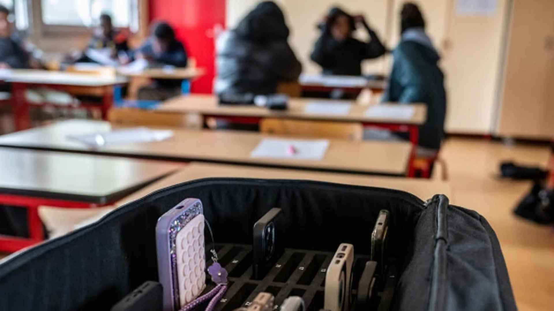 نئے تعلیمی سال کا آغاز ،فرانس میں طلبہ کے موبائل فون استعمال پر پابندی