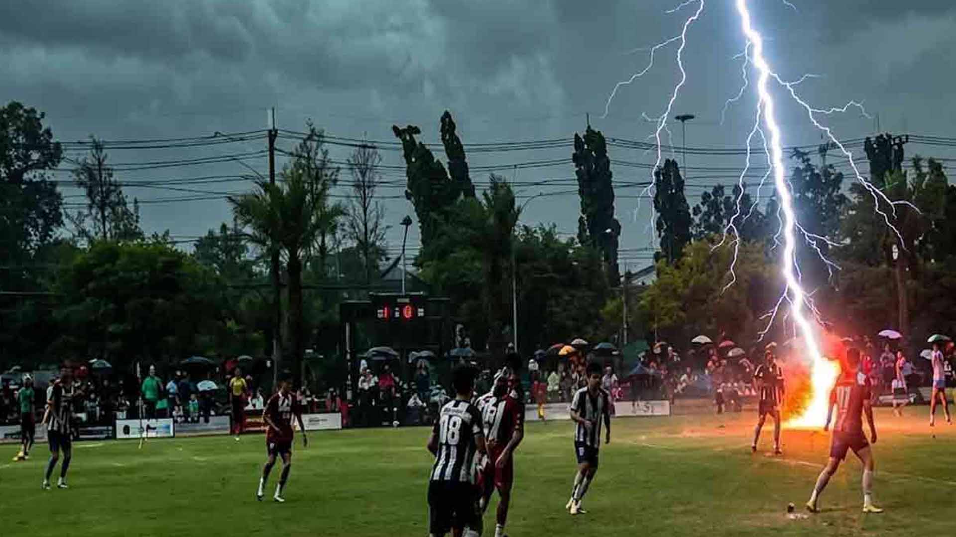 فٹبال میچ کے دوران آسمانی بجلی گرنے سے افسوسناک واقعہ، ویڈیو وائرل