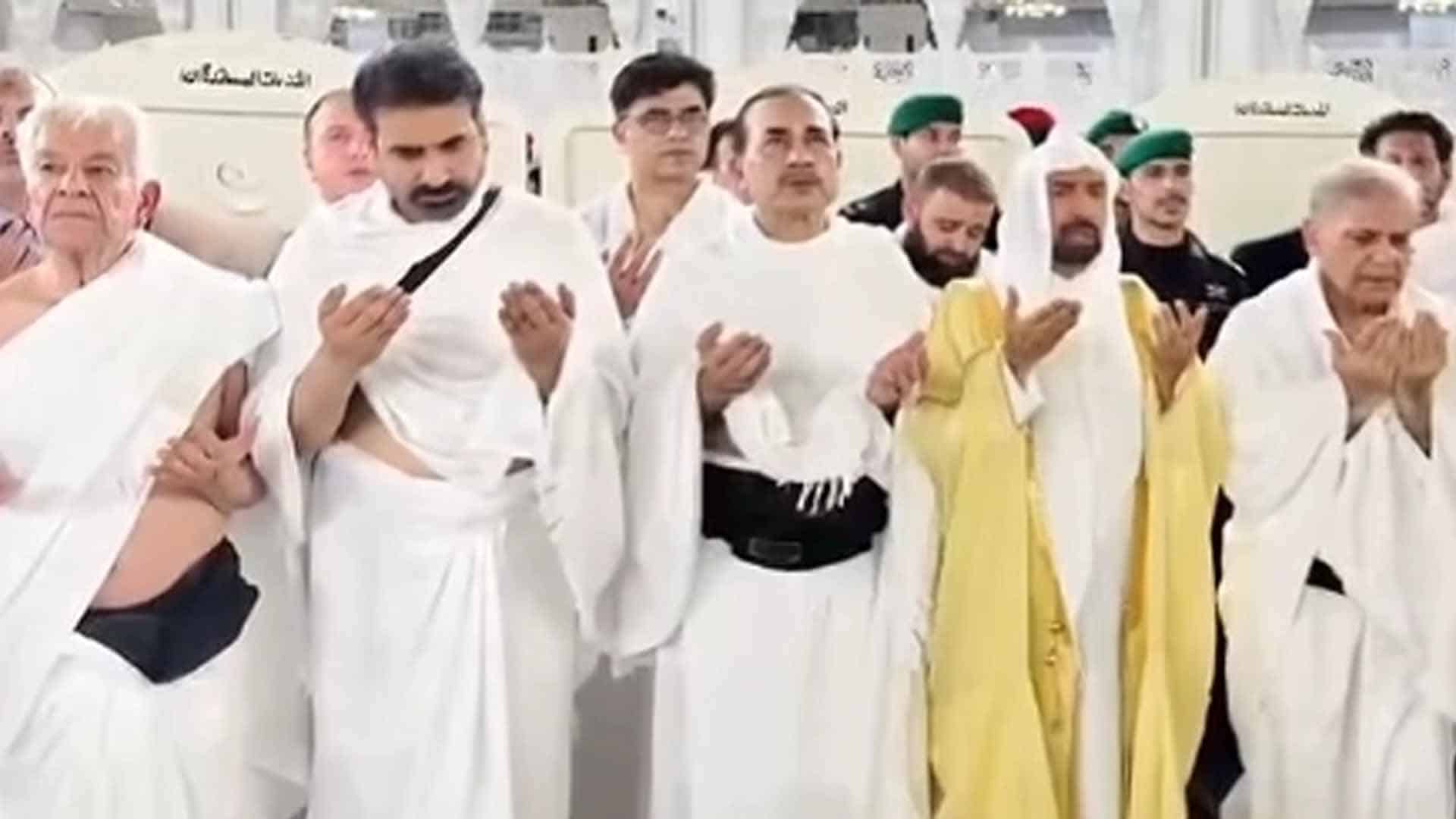 وزیراعظم شہباز شریف اور فیلڈ مارشل عاصم منیر وفد کے ہمراہ عمرہ کی سعادت حاصل کر لی ،ملکی سلامتی کیلئے خصوصی دعائیں