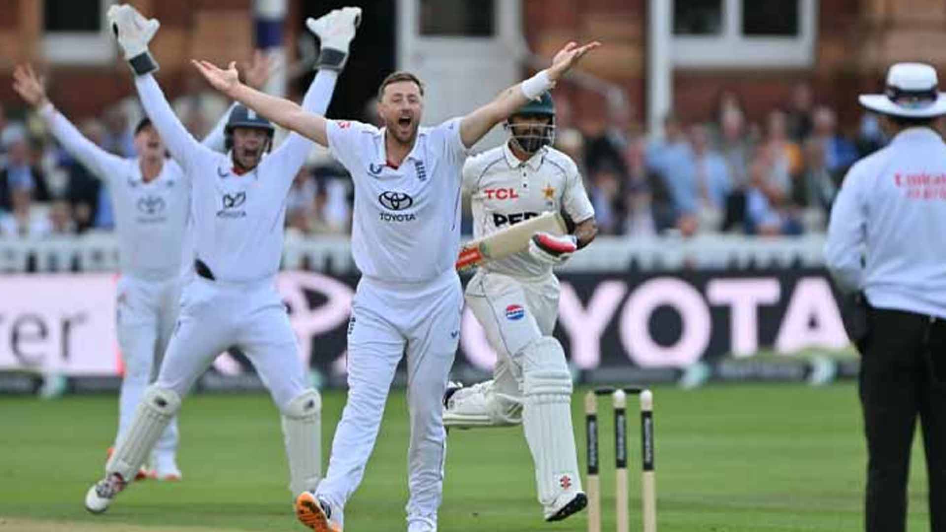 لارڈز میں پاکستان 16 سال بعد پھر ہار گیا، انگلینڈ نے دوسرا ٹیسٹ جیت کر سیریز اپنے نام کرلی