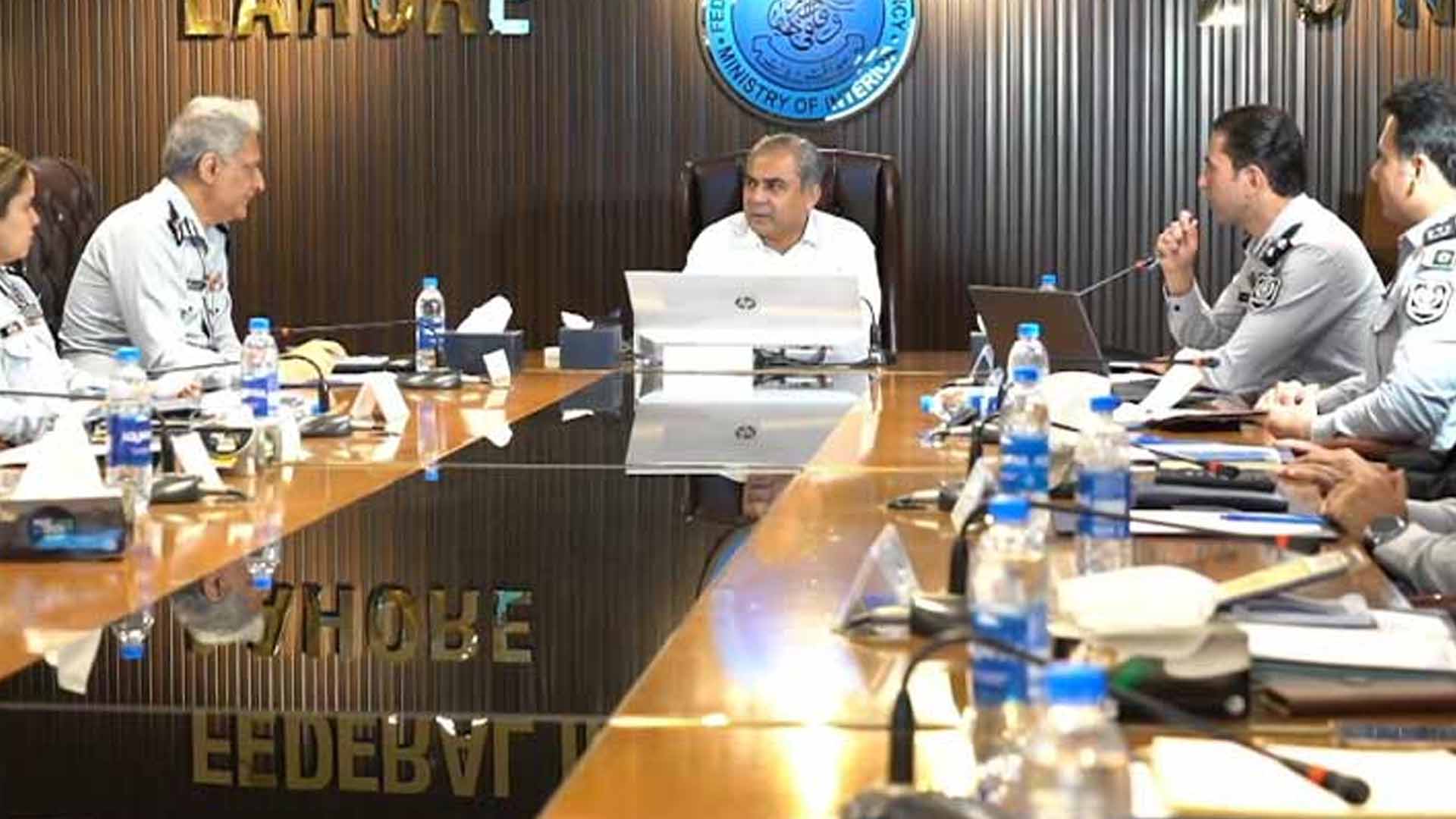 محسن نقوی کا ایف آئی اے اور پاسپورٹ دفاتر کا دورہ،غفلت پر عملے کو ہٹانے کا حکم